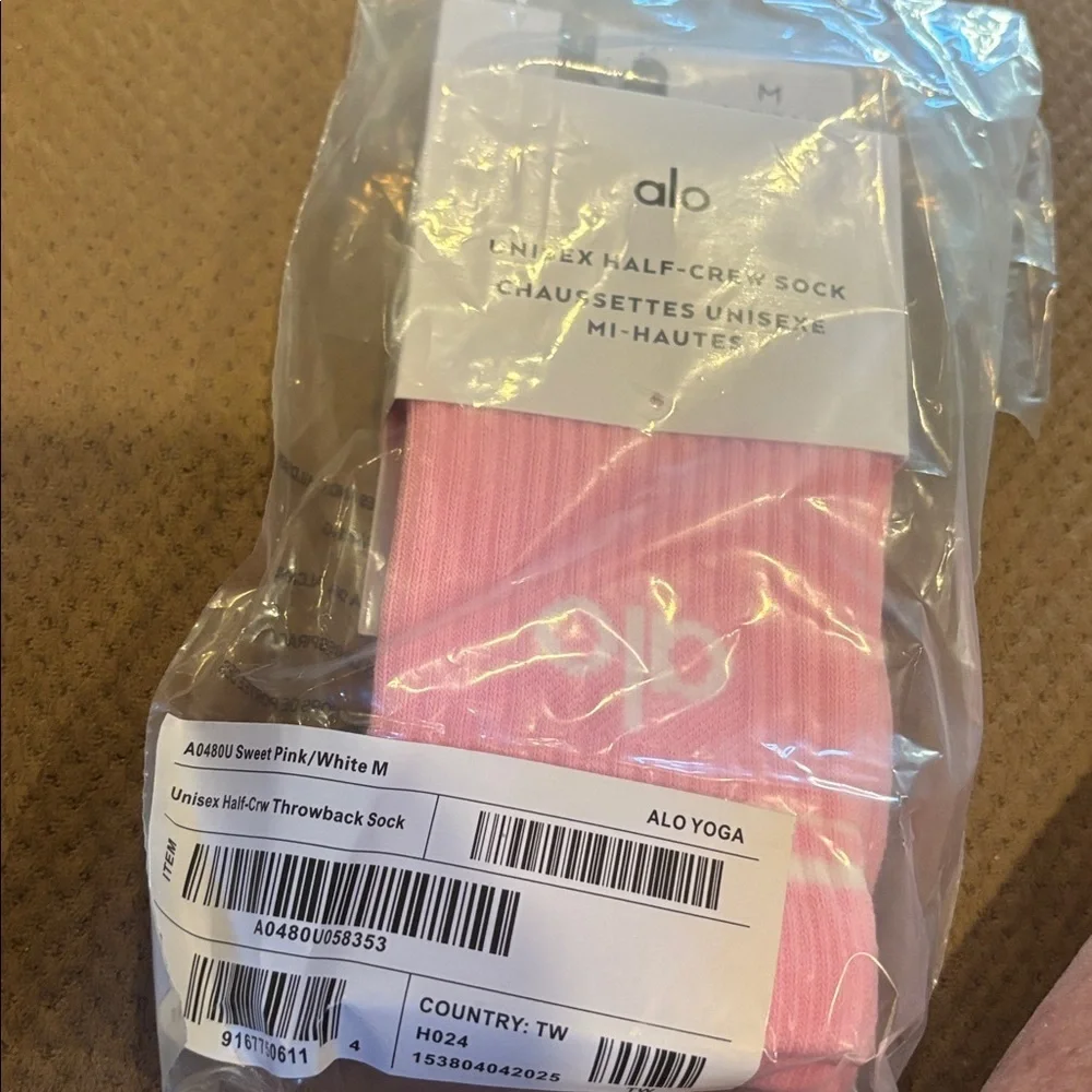 Alo Yoga Throwback Barre Socks Pink Ribbed Athletic Crew Socks Sweet Pink/White